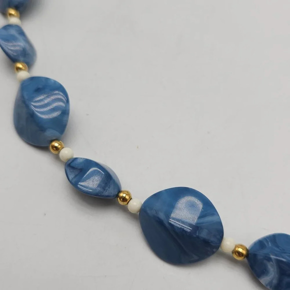 Vintage 1986 Avon Marbled Blue Mediterranean Lucite Bead Necklace Earring Set - Picture 5 of 5